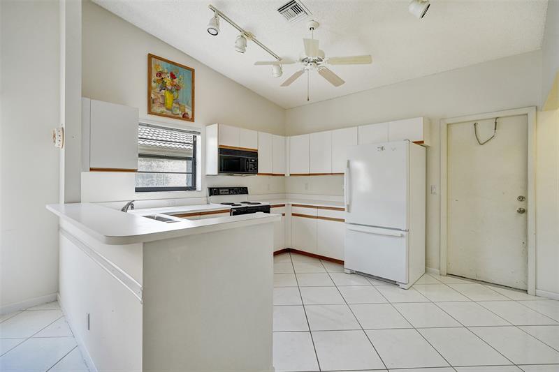 Image 20 of 33 For 8860 Boatswain Dr