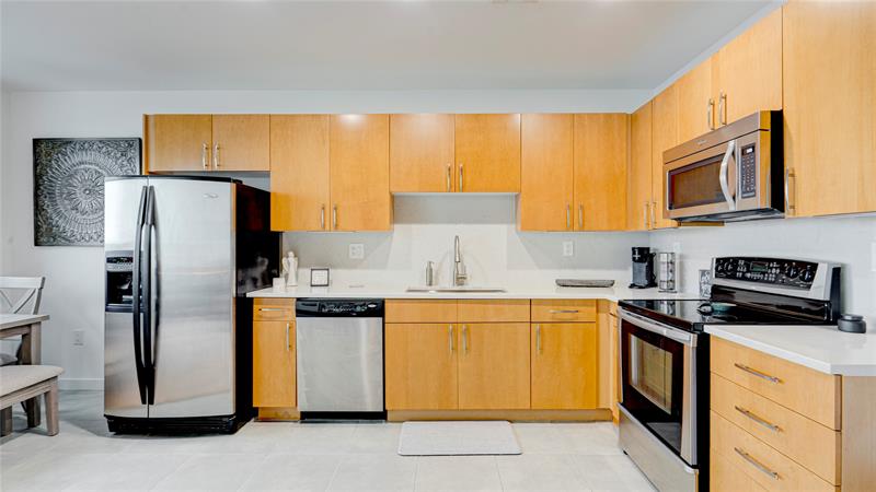 Image 13 of 31 For 300 Australian Ave  408