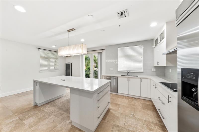 Image 11 of 52 For 61 Isle Of Venice Dr