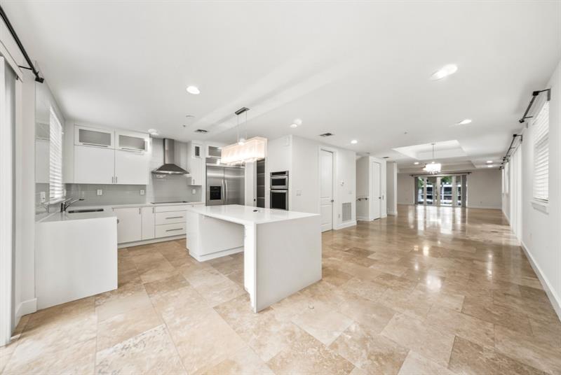 Image 12 of 52 For 61 Isle Of Venice Dr