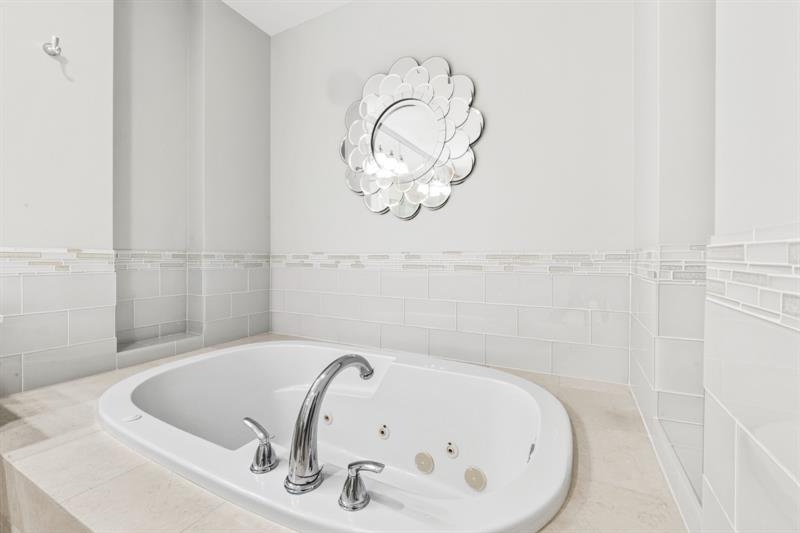 Image 24 of 52 For 61 Isle Of Venice Dr