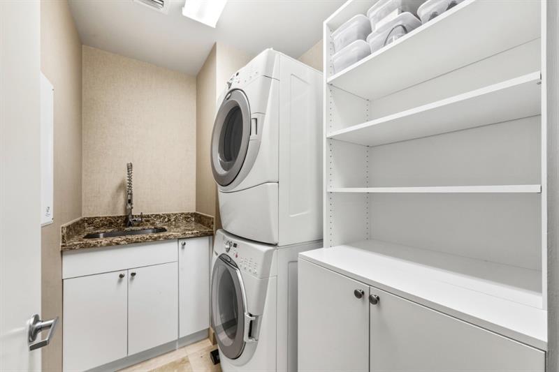 Image 26 of 52 For 61 Isle Of Venice Dr