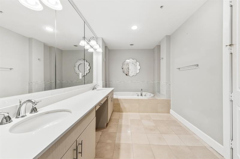 Image 27 of 52 For 61 Isle Of Venice Dr