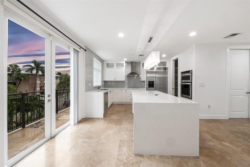 Image 32 of 52 For 61 Isle Of Venice Dr