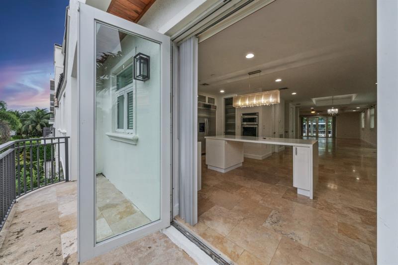 Image 33 of 52 For 61 Isle Of Venice Dr