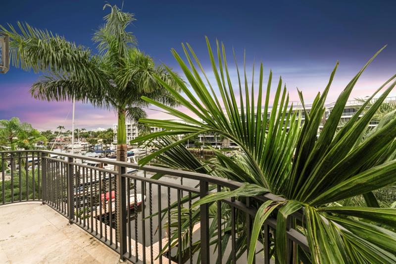 Image 37 of 52 For 61 Isle Of Venice Dr