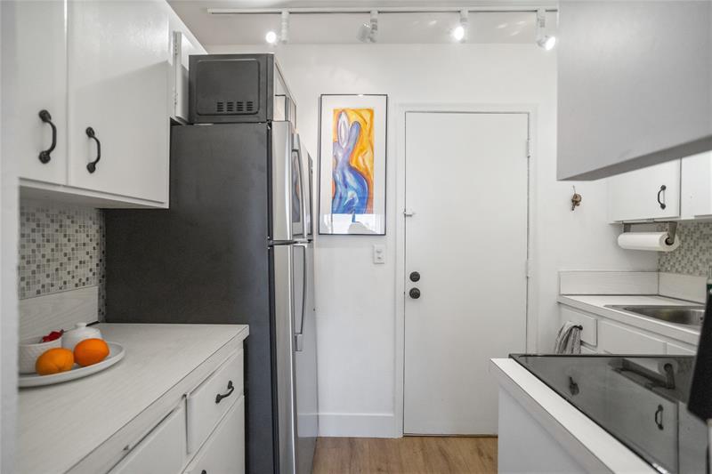 Image 12 of 33 For 6260 18th Ave  810