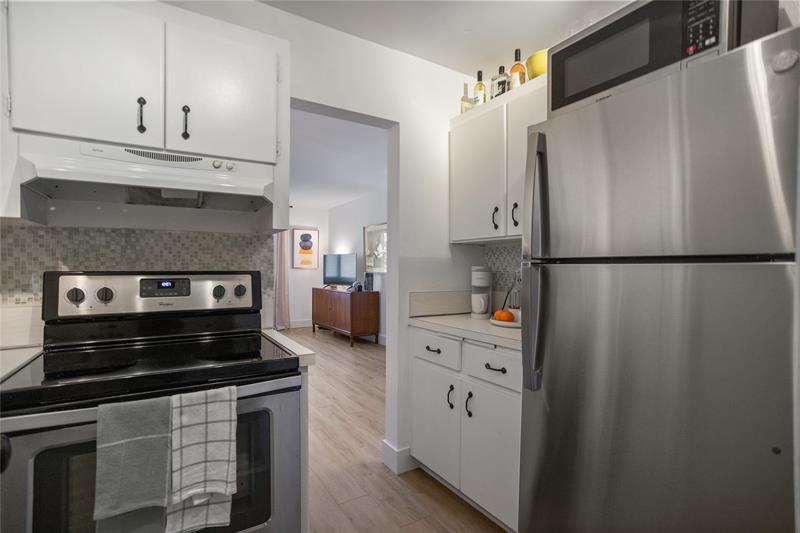 Image 14 of 33 For 6260 18th Ave  810