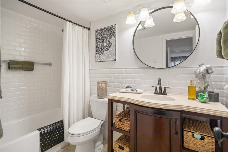 Image 22 of 33 For 6260 18th Ave  810
