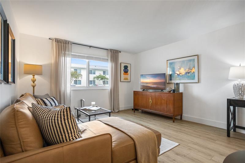 Image 7 of 33 For 6260 18th Ave  810