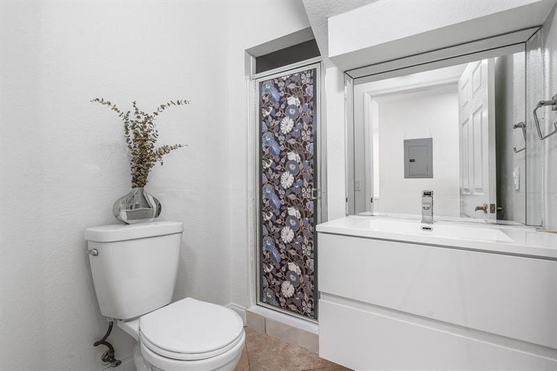 Image 18 of 52 For 9401 77th Ct  9401
