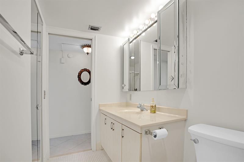 Image 21 of 28 For 2202 Lucaya  D4