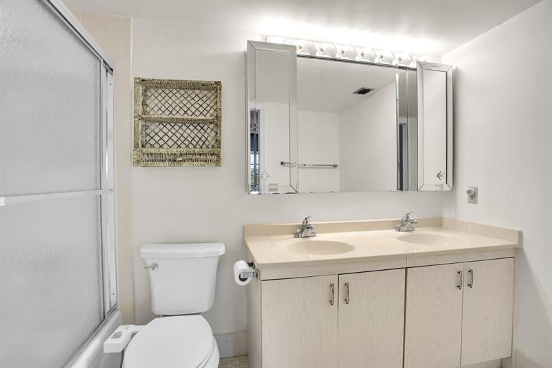 Image 26 of 28 For 2202 Lucaya  D4