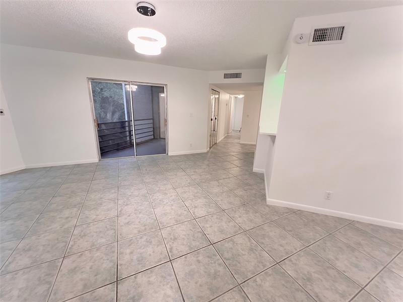 Image 11 of 34 For 3100 Riverside Dr  307
