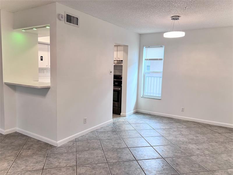 Image 14 of 34 For 3100 Riverside Dr  307