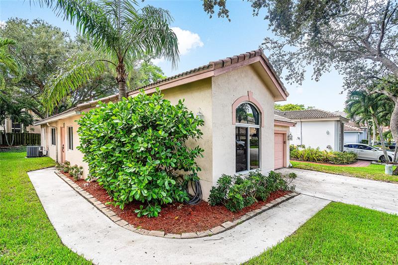 Image 3 of 36 For 1443 Banyan Cir
