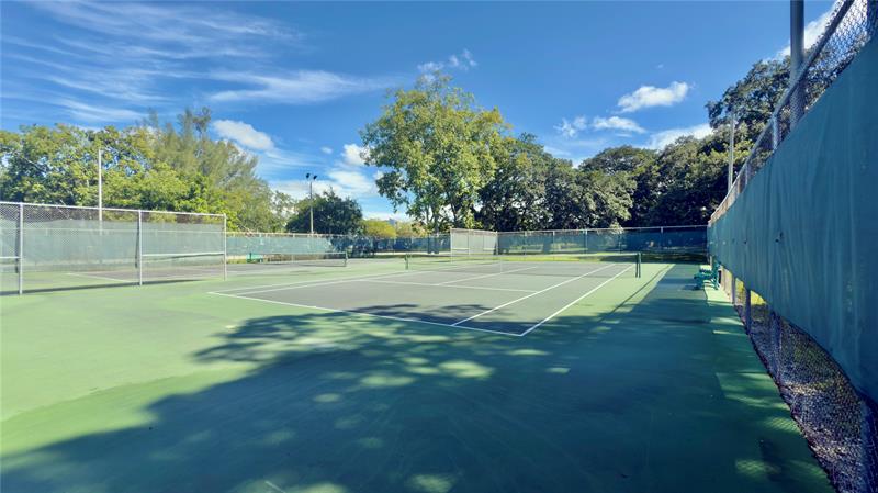 Image 42 of 57 For 9340 Lagoon Pl  403