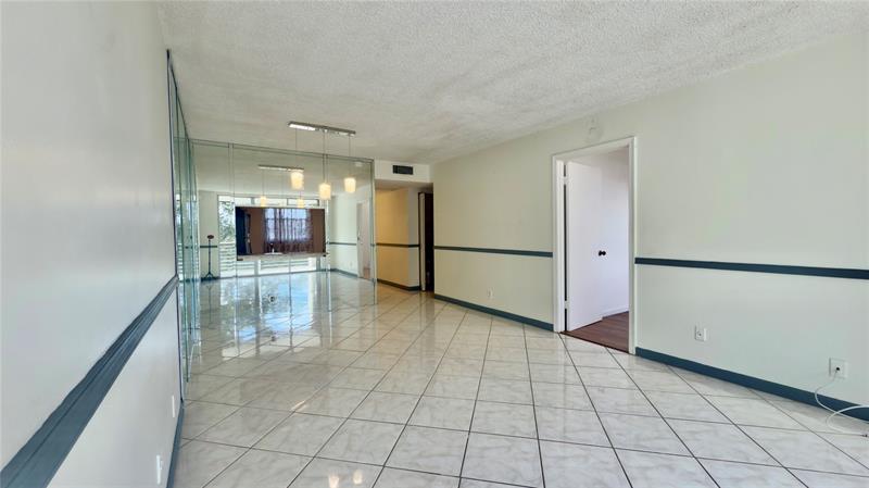 Image 7 of 57 For 9340 Lagoon Pl  403