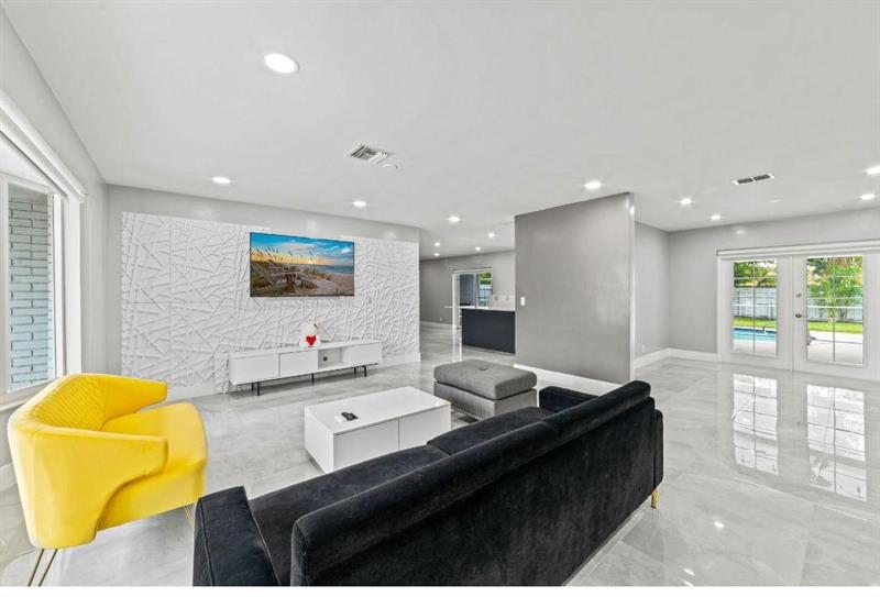 Image 4 of 13 For 4811 Hayes St