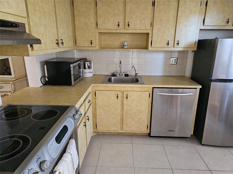 Image 4 of 40 For 200 Ashbury Rd  301