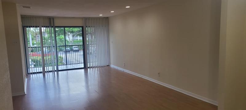 Image 13 of 23 For 2985 Riverside Dr  206