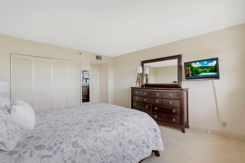 Image 33 of 87 For 3200 Port Royale Dr N  1012