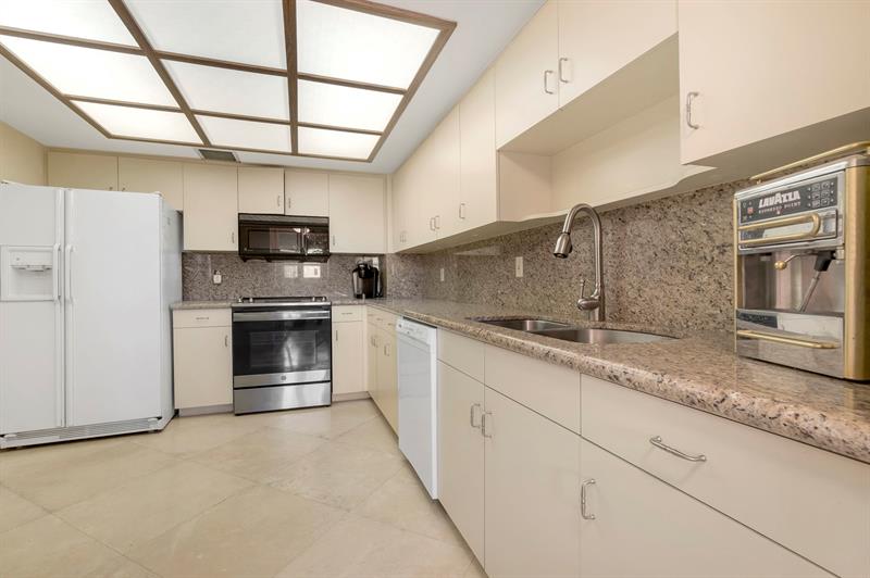 Image 38 of 87 For 3200 Port Royale Dr N  1012