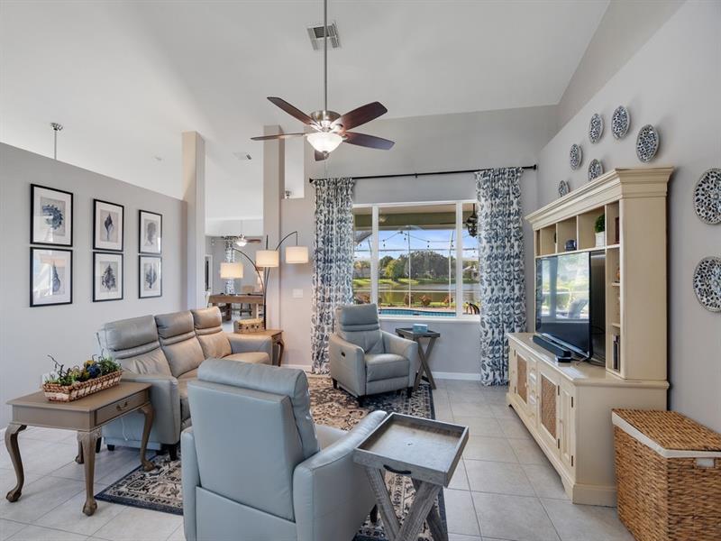 Image 4 of 40 For 213 Whitewood Dr