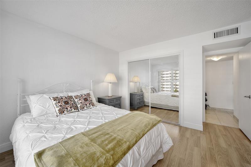 Image 36 of 38 For 3900 Galt Ocean Dr  415