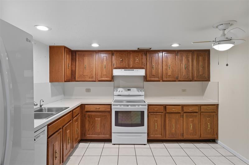 Image 8 of 24 For 7556 Stirling Rd  124