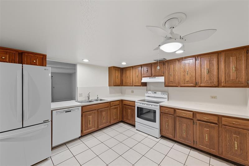 Image 9 of 24 For 7556 Stirling Rd  124