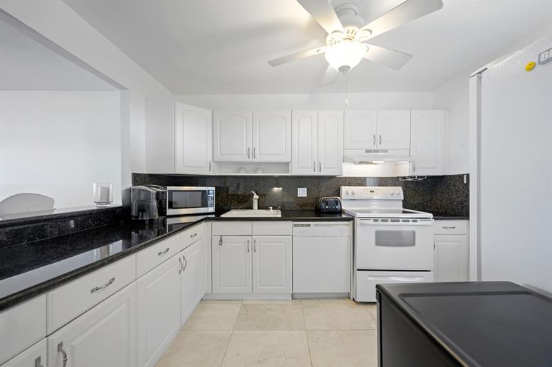 Image 8 of 38 For 2901 Palm Aire Dr  502