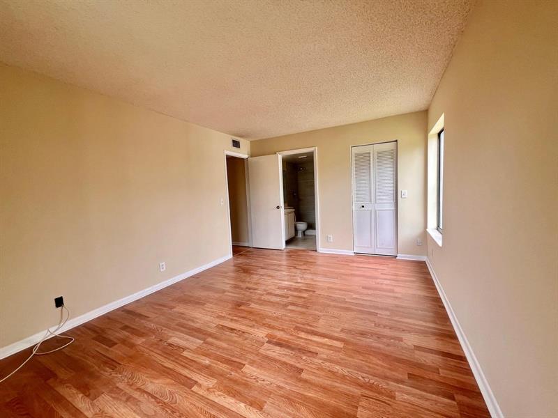 Image 12 of 28 For 1009 Green Pine Blvd  H3