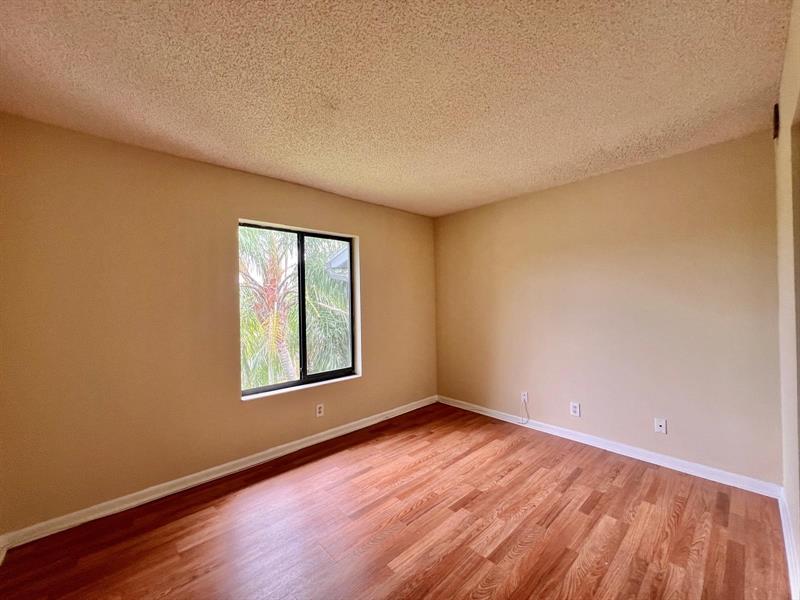 Image 17 of 28 For 1009 Green Pine Blvd  H3