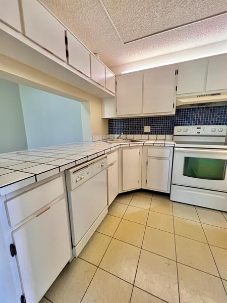 Image 5 of 28 For 1009 Green Pine Blvd  H3