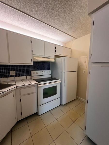 Image 6 of 28 For 1009 Green Pine Blvd  H3