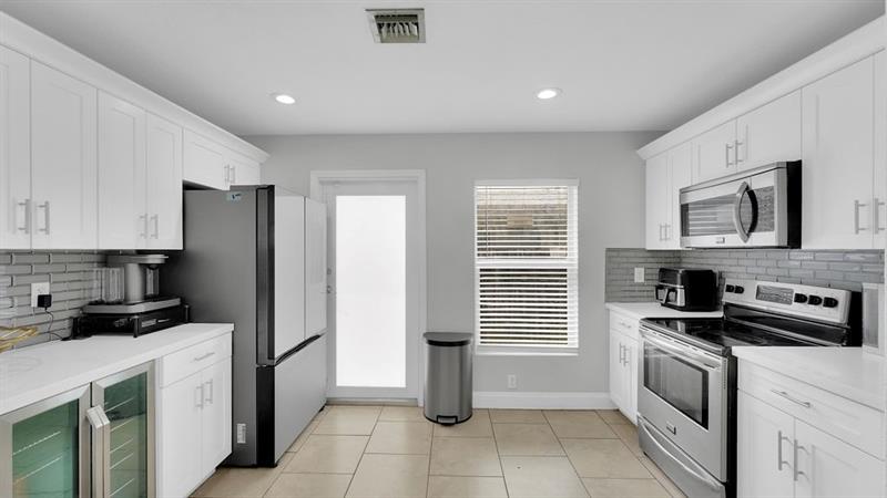 Image 15 of 31 For 713 6th St  