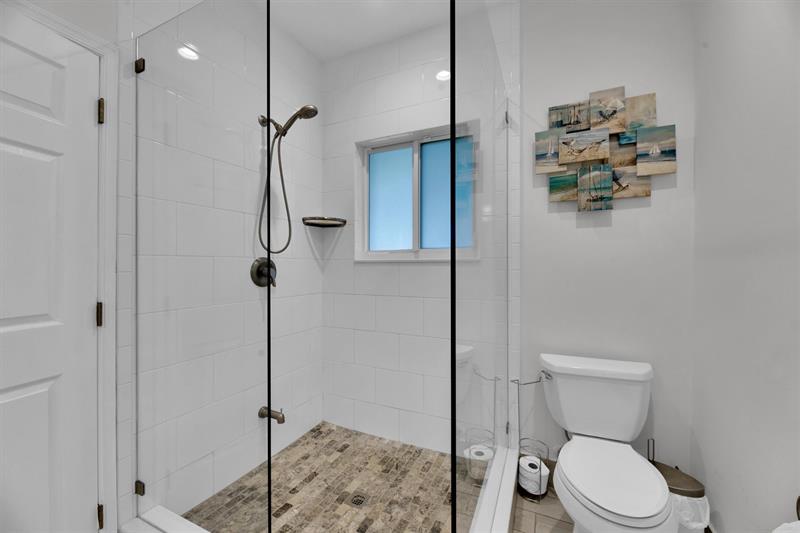 Image 17 of 61 For 2633 3rd Ave