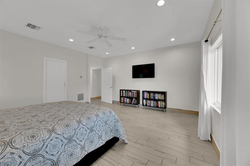 Image 21 of 61 For 2633 3rd Ave