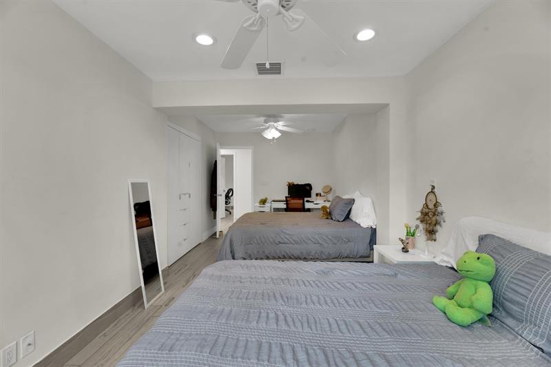 Image 26 of 61 For 2633 3rd Ave
