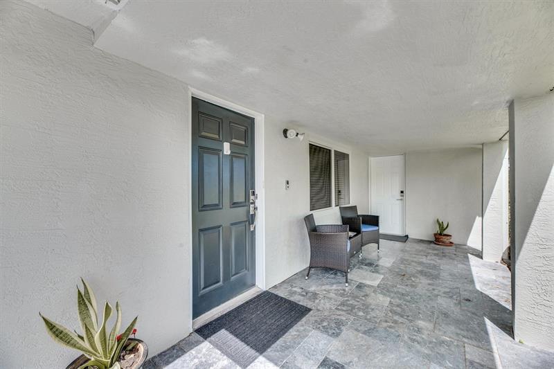 Image 3 of 61 For 2633 3rd Ave