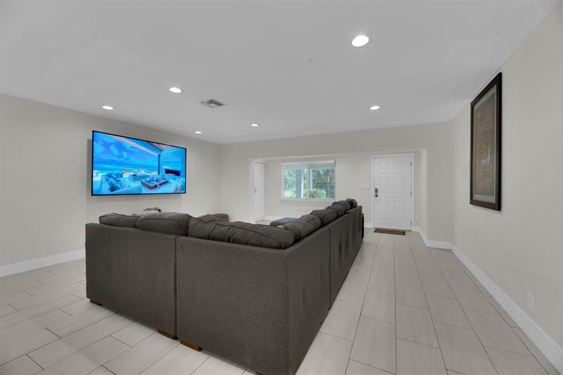 Image 8 of 61 For 2633 3rd Ave