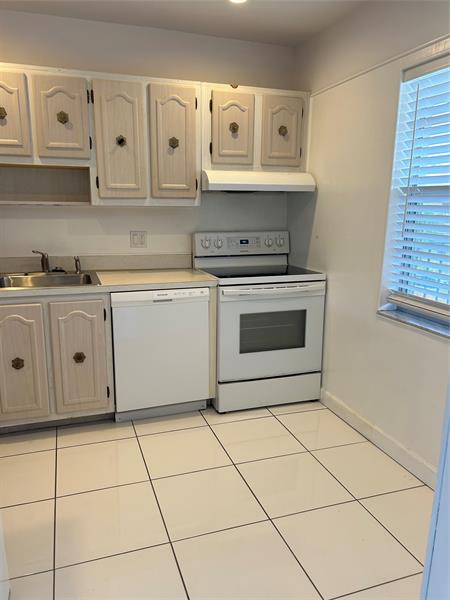 Image 2 of 15 For 31 Abbey Ln  207
