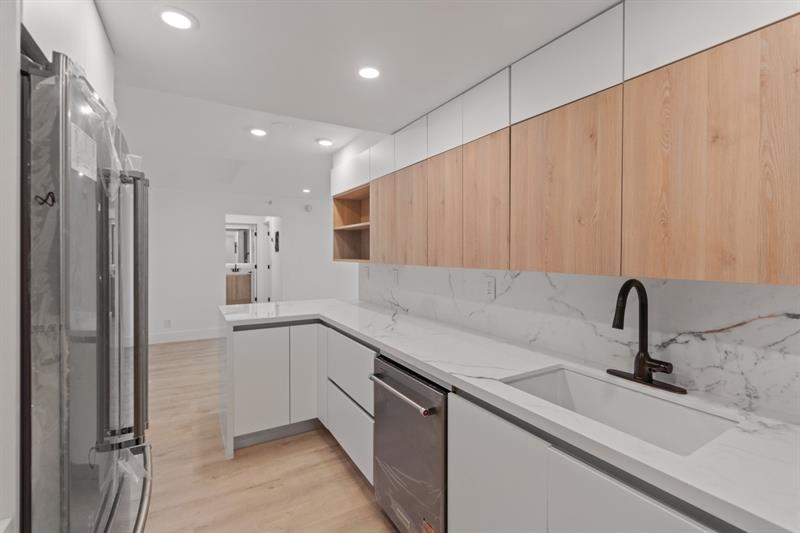 Image 22 of 47 For 3221 Ocean Blvd  806