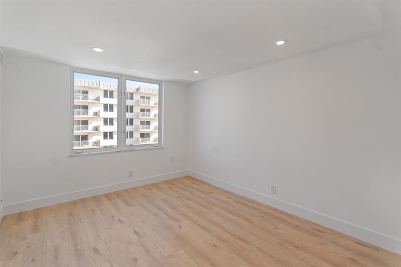 Image 29 of 47 For 3221 Ocean Blvd  806