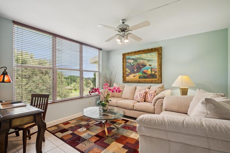 Image 11 of 15 For 3900 Oaks Clubhouse Dr  409