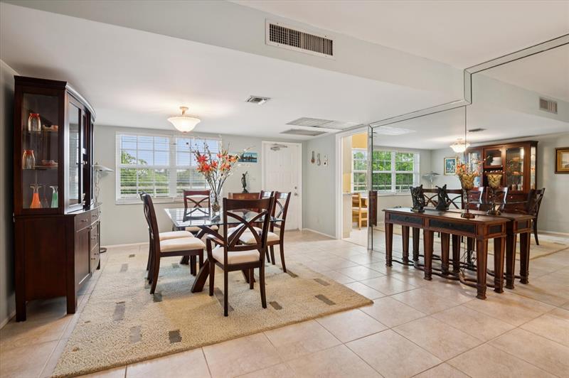 Image 5 of 15 For 3900 Oaks Clubhouse Dr  409