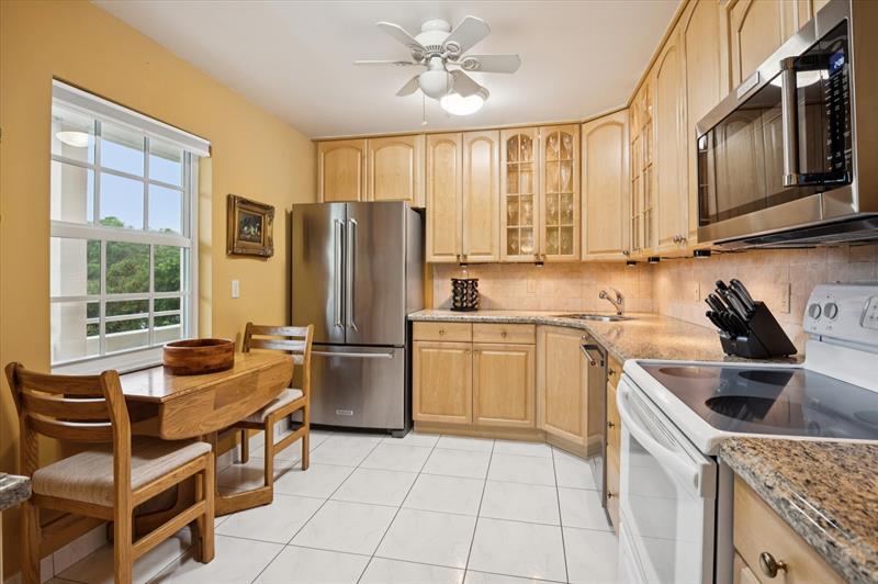 Image 6 of 15 For 3900 Oaks Clubhouse Dr  409