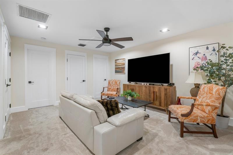 Image 21 of 37 For 15395 Whispering Willow Dr