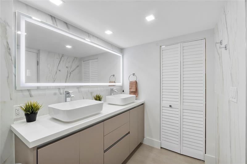 Image 22 of 68 For 2000 Ocean Dr  610